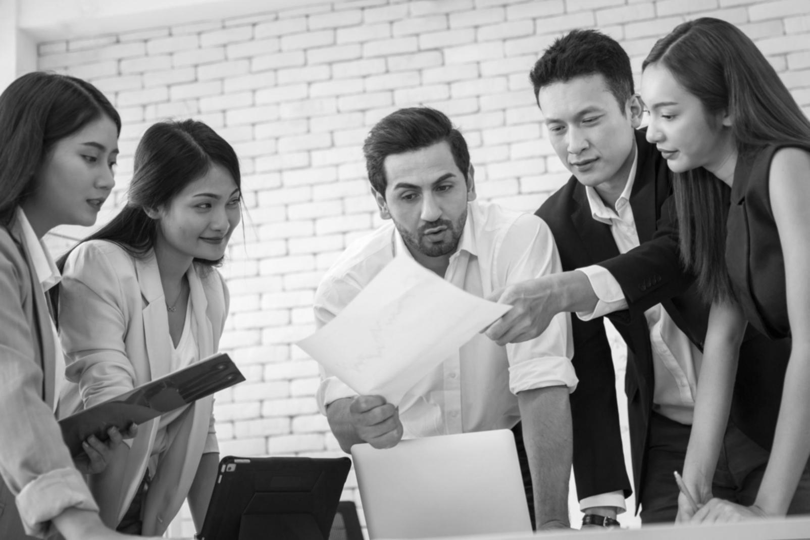 Professionelle Finanzberatung im modernen Büroumfeld