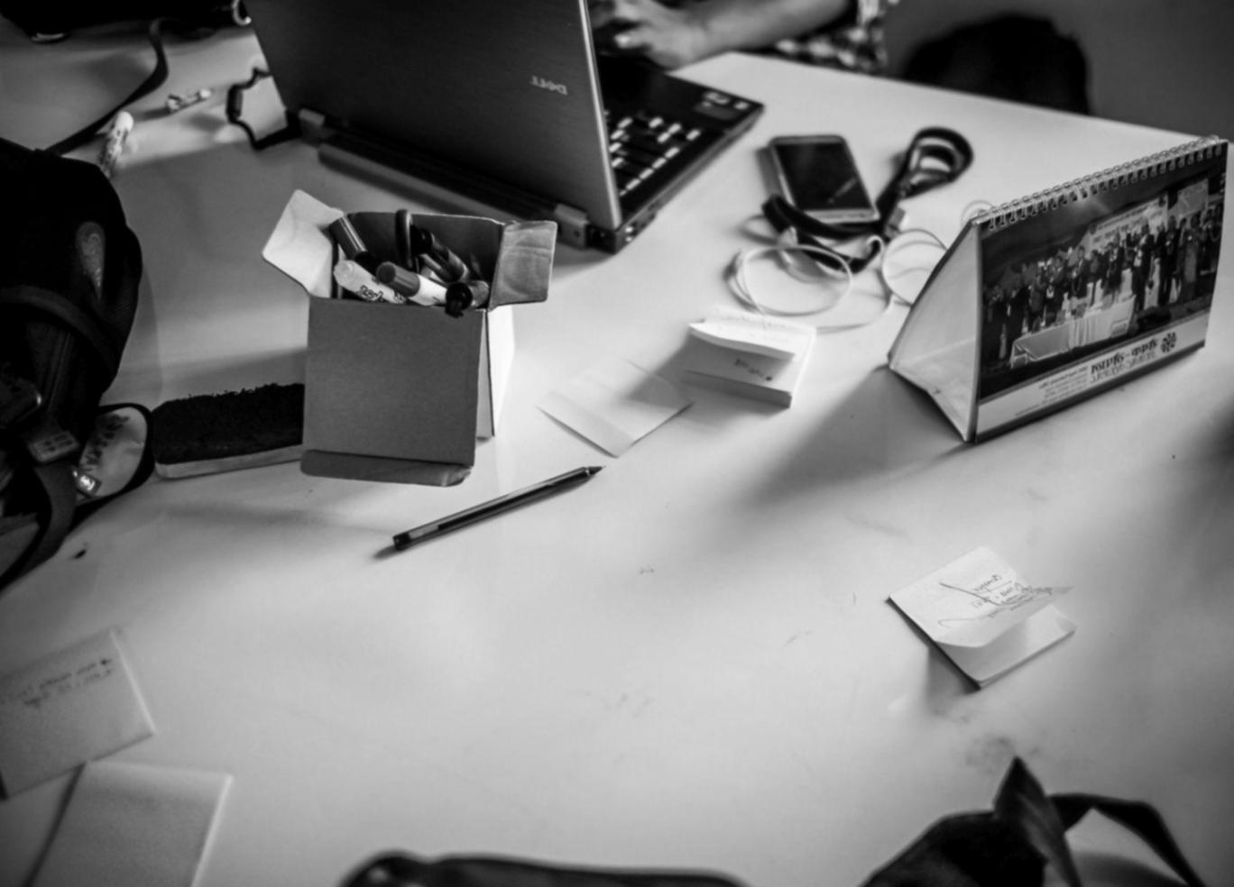 Moderne Büroumgebung mit Finanzunterlagen und Laptop